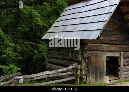 Einer der vielen alten Siedler Gebäude in Cades Cove Tal in der Great Smoky Mountains Tennessee Stockfoto