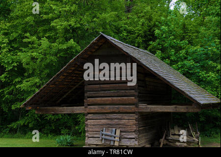 Holz- Hand gebaut Struktur durch die frühen Siedler in Cades Cove Tal in die Great Smoky Mountains. Stockfoto