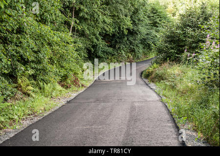 Kleine Straße mit frisch gelegte Asphalt. Stockfoto