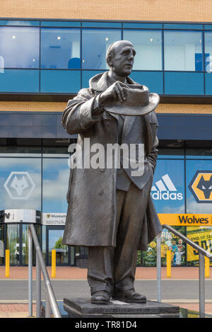 Bronzestatue von Stan Cullis, ehemaliger Direktor der Wolverhampton Wanderers Football Club außerhalb Molineux Stockfoto