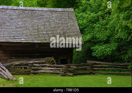 Holz- Hand gebaut Struktur durch die frühen Siedler in Cades Cove Tal in die Great Smoky Mountains. Stockfoto