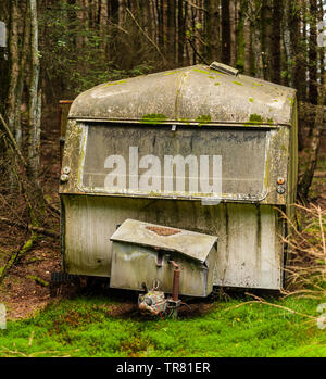 Ein verlassener Wohnwagen mitten im Wald. Stockfoto