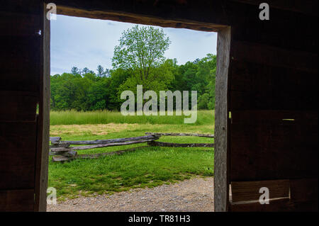 Ansicht aus einer Scheune auf Homestead ist ein altes Siedler in Cades Cove Tal in Tennessee Great Smoky Mountains. Stockfoto