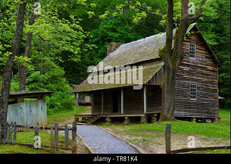 Historische Hütte auf den Siedler Templeton Homestead in Cades Cove Tal in Tennessee Great Smoky Mountains. Stockfoto