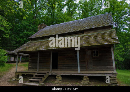 Historische Hütte auf den Siedler Templeton Homestead in Cades Cove Tal in Tennessee Great Smoky Mountains. Stockfoto