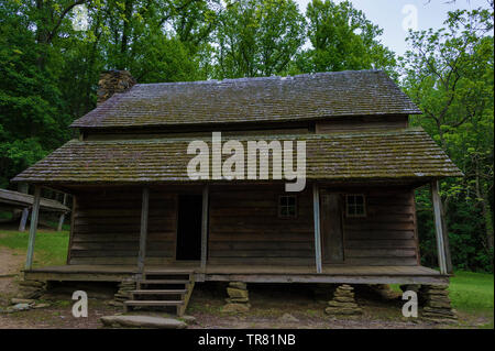 Historische Hütte auf den Siedler Templeton Homestead in Cades Cove Tal in Tennessee Great Smoky Mountains. Stockfoto