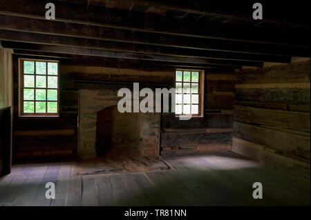 Historische Cabin Interior auf der Siedler Templeton Homestead in Cades Cove Tal in Tennessee Great Smoky Mountains. Stockfoto