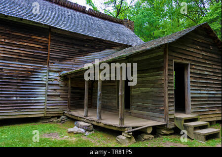 Historische Hütte auf den Siedler Templeton Homestead in Cades Cove Tal in Tennessee Great Smoky Mountains. Stockfoto