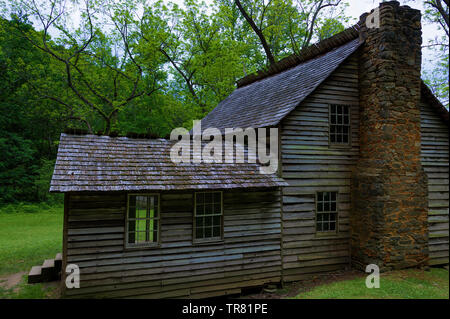 Historische Hütte auf den Siedler Templeton Homestead in Cades Cove Tal in Tennessee Great Smoky Mountains. Stockfoto