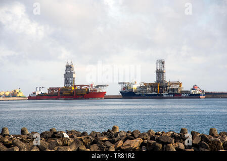 Las Palmas, Gran Canaria, Spanien - 31. Dezember 2017. Schiffe für Öl- und Gasbohrungen im Hafen Las Palmas, Kanarische Inseln, Garn Stockfoto