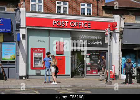 Die neu renovierten East Dulwich Post auf Herrschaft Lane, London. Zeigt kleine Geschäfte auf beiden Seiten in dieser geschäftigen lokale High Street. Stockfoto