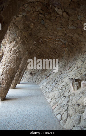 Spiralförmige Steinsäulen in Parc Güell, Barcelona, Spanien Stockfoto