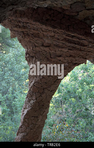 Spiralförmige Steinsäulen in Parc Güell, Barcelona, Spanien Stockfoto