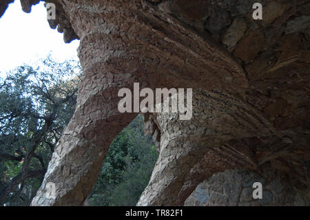 Spiralförmige Steinsäulen in Parc Güell, Barcelona, Spanien Stockfoto