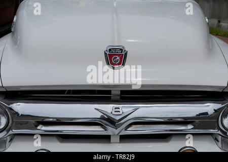 Stekene, Belgien, 26. Mai 2019, Foto Detail der Vorderseite eines Ford V8 von 1956 Stockfoto