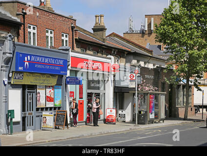 Die neu renovierten East Dulwich Post auf Herrschaft Lane, London. Zeigt kleine Geschäfte auf beiden Seiten in dieser geschäftigen lokale High Street. Stockfoto