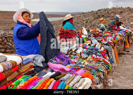 Verkauf von traditionellem Handwerk auf 4910 m auf der Anden in Peru Stockfoto