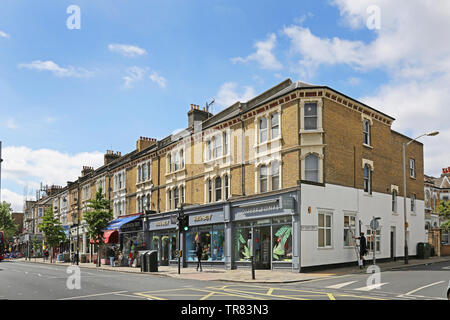 Geschäfte an der Lordship Lane, East Dulwich, London, Großbritannien. Zeigt Oliver Bonas und White Stuff. Kreuzung mit Dulwich Grove. Kein Verkehr - sehr ungewöhnlich! Stockfoto