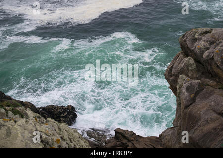 Blick von oben auf die Wellen des Atlantischen Meer Felsen schlagen auf einer Klippe Stockfoto