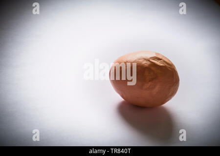 Eine seltsam Raue und braun Eierschale auf einem weißen Hintergrund. Stockfoto