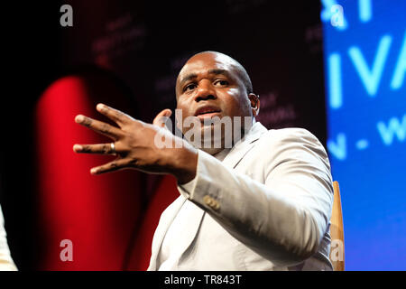 Hay Festival, Hay on Wye, Powys, Wales, Großbritannien - Donnerstag, 30. Mai 2019 - David Lammy MP beim Hay Festival auf der Bühne spricht über Politik und seine kommenden Buch Tribes. Foto Steven May / Alamy Live News Stockfoto