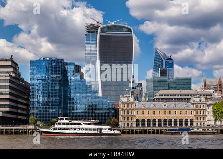 20 Fenchurch Street "Walkie Talkie" Gebäude dominiert die Skyline mit Old Billingsgate und Northern & Shell Gebäude an der Themse London EC3DE Stockfoto