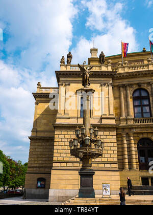 Rudolfinum ist einer der wertvollsten architektonischen Prager Denkmäler. Das Neo-Renaissance Gebäude liegt am Ufer des Flusses Vltava Stockfoto