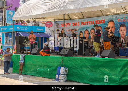 PATTAYA, THAILAND - APRIL 19,2019: Beachroad eine Band spielte auf einer kleinen Bühne, die vor der Polizeistation war. Stockfoto