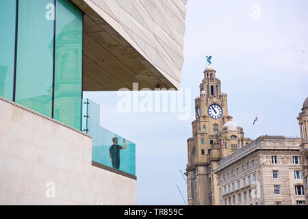 Die ikonischen Liver Building, Liverpool fotografiert in Farbe. Stockfoto