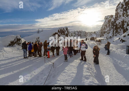 Eine Gruppe von Touristen im Rift Valley Kennzeichnung Mitte der atlantischen Rückens im Nationalpark Thingvellir, Island. Stockfoto