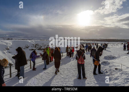 Große Anzahl von Touristen, die in der Gullfoss Wasserfall auf dem Fluss Hvítá im südlichen Island. Stockfoto