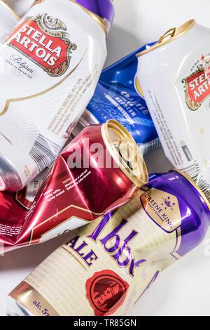 Bier und größeren Dosen Stockfoto