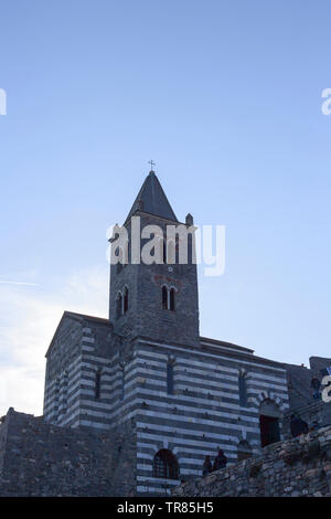 Portovenere, Italien - März 16th, 2013 ein schöner sommerlicher Schoß der Kirche in Portovenere, Masse der Touristen, das macht Teil der Ligurischen coa Stockfoto