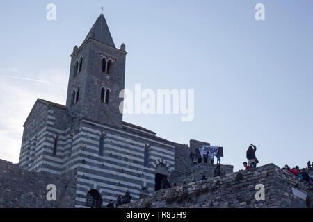 Portovenere, Italien - März 16th, 2013 ein schöner sommerlicher Schoß der Kirche in Portovenere, Masse der Touristen, das macht Teil der Ligurischen coa Stockfoto