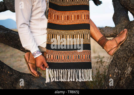 Mann hält Zapotec handgewebten Teppich. Teotitlan del Valle, Oaxaca, Mexiko. Mai 2019 Stockfoto