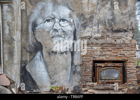 Graffiti Künstler Shane Grammer malt Porträts in der Asche aus dem Paradies CA Lagerfeuer Stockfoto