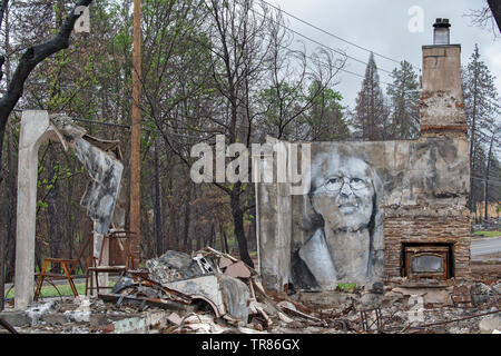 Graffiti Künstler Shane Grammer malt Porträts in der Asche aus dem Paradies CA Lagerfeuer Stockfoto