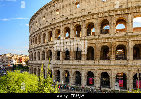 Rom, Italien, 04. Oktober 2018; italienische Frühling Spaziergänge. Die frühlingssonne erhellt das Kolosseum in Rom. Stockfoto