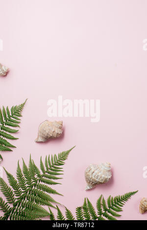Tropische farn Blätter, Zweige und seashell auf rosa Hintergrund. Reise Urlaub Konzept. Sommer Hintergrund. Flach, Ansicht von oben, kopieren Raum Stockfoto