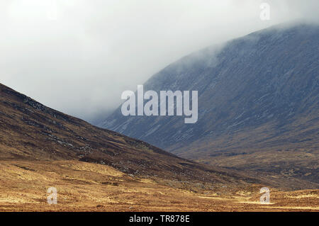 Nebel rollt über die Oberseite des Beinn Dearg, ein Berg im westlichen Hochland von Schottland am 1. Mai 2019. Stockfoto