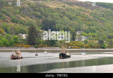 ULLAPOOL, Schottland - 1. Mai 2019: Eine Mischung von Fischereifahrzeugen und Sportbooten liegen in Loch Broom, Schottland verankern. Stockfoto