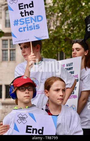 Hunderte von Eltern, Betreuer, Kinder und Jugendliche mit Behinderungen in Parliament Square gezeigt zu markieren eine finanzielle Krise in besonderen Bedürfnissen und Behinderungen (Senden). Parliament Square, London Stockfoto