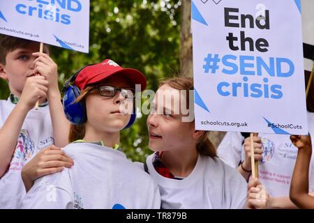 Hunderte von Eltern, Betreuer, Kinder und Jugendliche mit Behinderungen in Parliament Square gezeigt zu markieren eine finanzielle Krise in besonderen Bedürfnissen und Behinderungen (Senden). Parliament Square, London Stockfoto