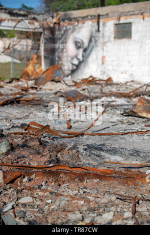 Graffiti Künstler Shane Grammer malt Porträts in der Asche aus dem Paradies CA Lagerfeuer Stockfoto