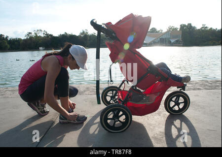 Elena Paña eine Mutter, läuft und Übungen mit ihrer Tochter in einen Kinderwagen. Chapultepec Park, Mexiko City, Mexiko. Stockfoto
