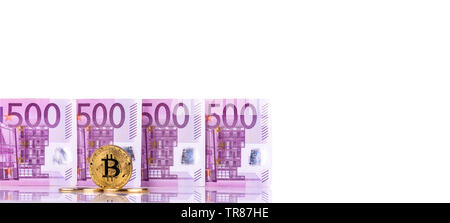 Euro Geld 500 Rechnungen und bitcoin Hintergrund isoliert - bitcoin vor Euro cash Hintergrund reflektieren - 500 Euro Banknoten Geld Hintergrund isoliert o Stockfoto