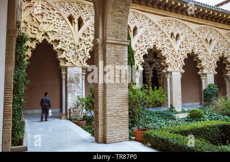 Zaragoza, Aragon, Spanien: Ein Mann geht in den Hof von Santa Isabel in der Maurischen Taifal Aljafería-Palast zum Weltkulturerbe der Unesco gehört. Stockfoto