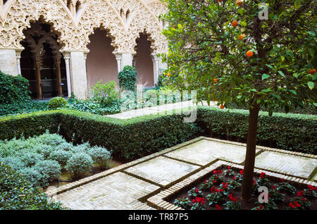 Zaragoza, Aragon, Spanien: Courtyard Santa Isabel in der Maurischen Taifal Aljafería-Palast zum Weltkulturerbe der Unesco gehört. Stockfoto