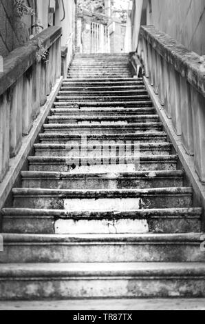Schwarze und weiße monochrome Steintreppe - Treppe des alten Beton oder Stein vertikale Shot - Altstadt Steintreppe Stockfoto