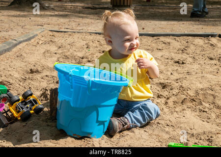 15 Monate alten adorable Blonde kaukasischen Kleinkind spielen auf Sand Kasten an der öffentlichen Park outdoor Sorel-Tracy Quebec Kanada Spielen auf Sand Box am Publ Stockfoto